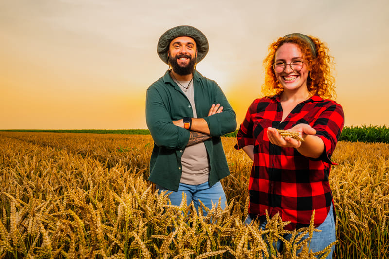 CCIR - Imagem de agricultores em sua propriedade, após emitir o Certificado de Cadastro de Imóvel Rural
