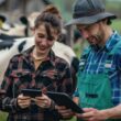 Auditoria no Agronegócio - Imagem de agricultores com tablet em fazenda